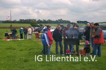 beim Grillen beim Grillen