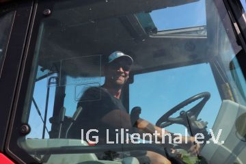 Robert mit Traktor Robert mit Traktor