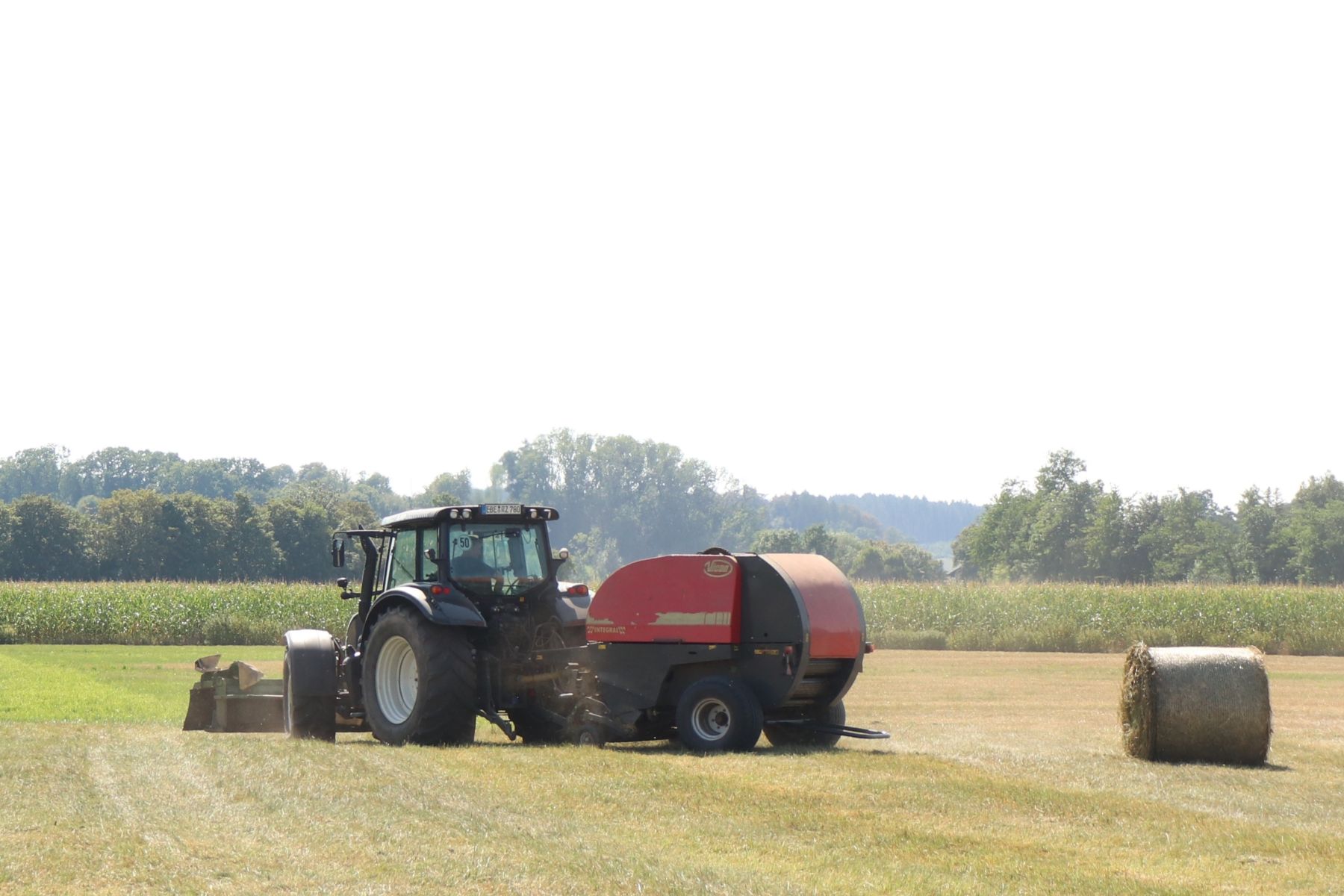 Wiese wird gemäht Wiese wird gemäht